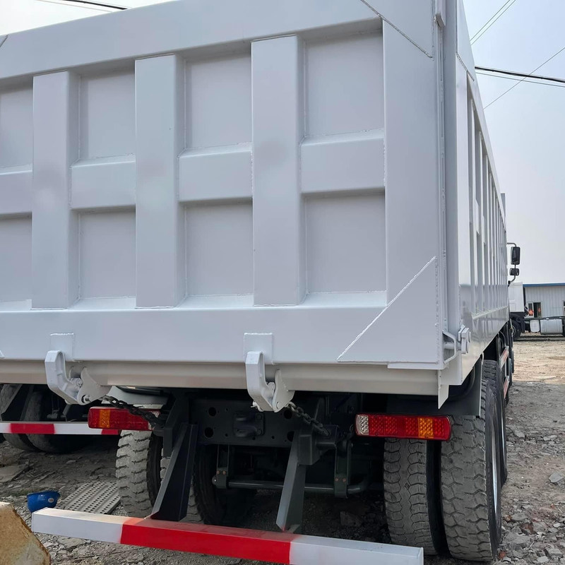 Repossessed Howo 375 Sinotruk Howo 8x4 Dump Truck Tipper 40T manual diesel