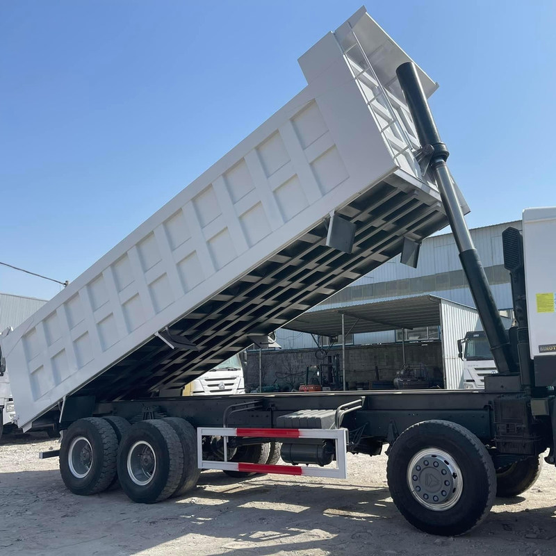 Repossessed Howo 375 Sinotruk Howo 8x4 Dump Truck Tipper 40T manual diesel