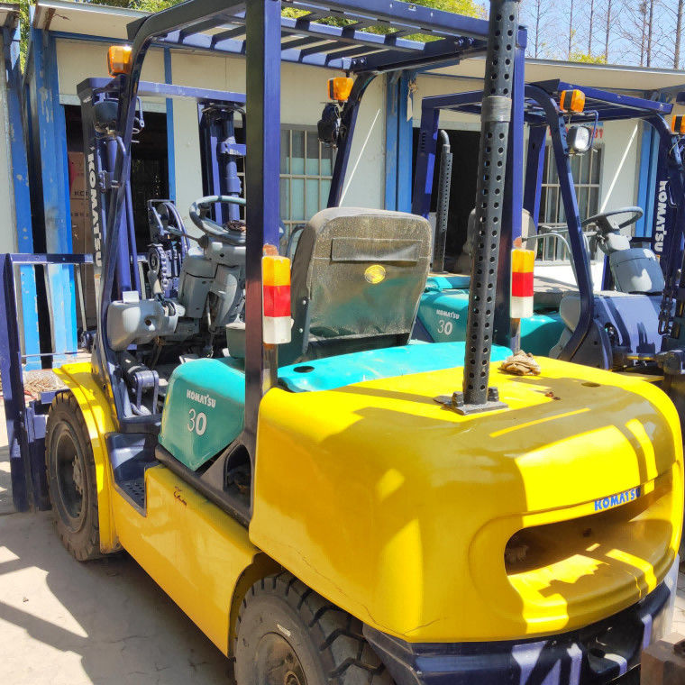 Komatsu FD30 Used Forklift Two Stage Material Handling Equipment 3 Ton