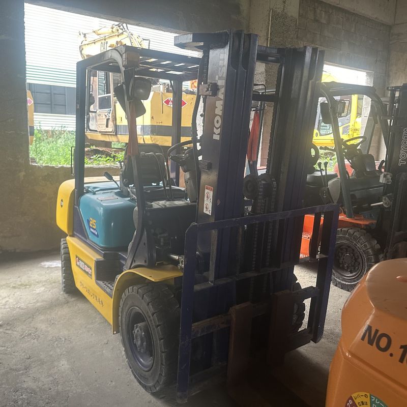 Komatsu FD25 Used Forklift Three Stage Material Handling Equipment 2.5 Ton
