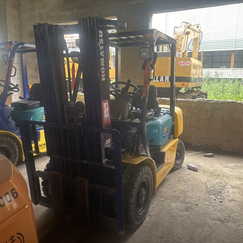 Komatsu FD25 Used Forklift Three Stage Material Handling Equipment 2.5 Ton
