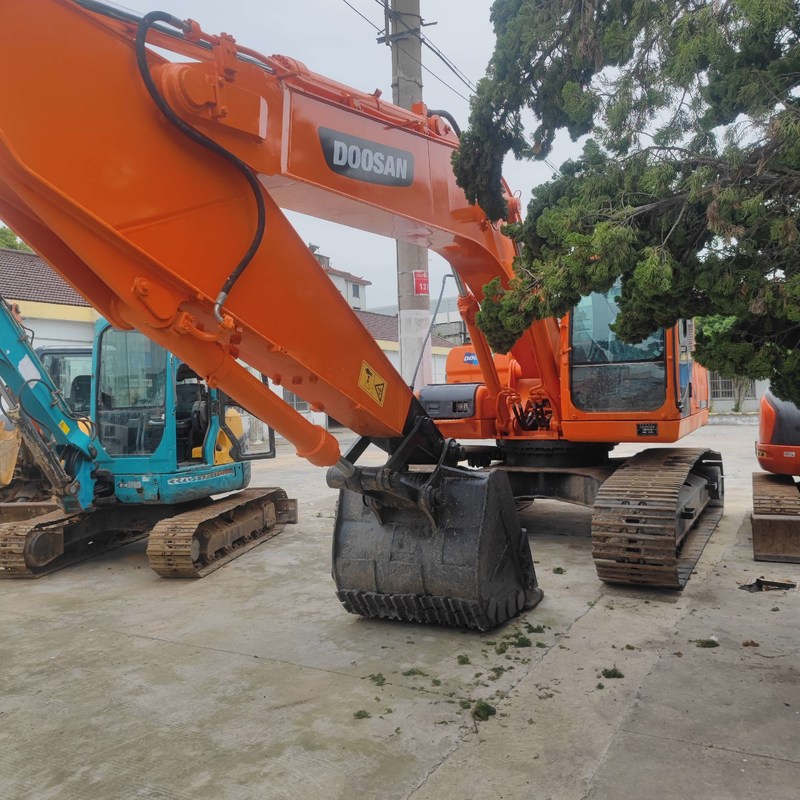 Used Doosan DX225 Digger 22.5-ton Medium-sized Crawler Excavator 157kw