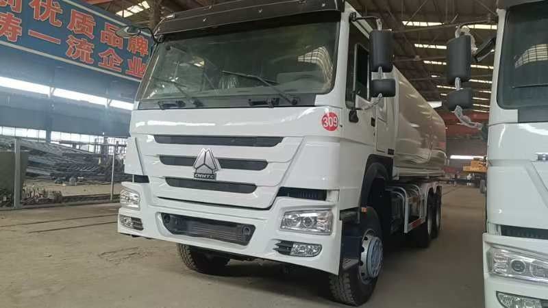 Sinotruk Howo 371 Oil Truck Tanker 2000L 6x4 Second Hand For Fuel Delivery